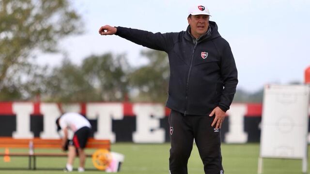 El director técnico y sus jugadores trabajaron este lunes en Bella Vista tras el partido con Huracán. (@newells)