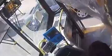 Así quedó el parabrisas después del ataque.