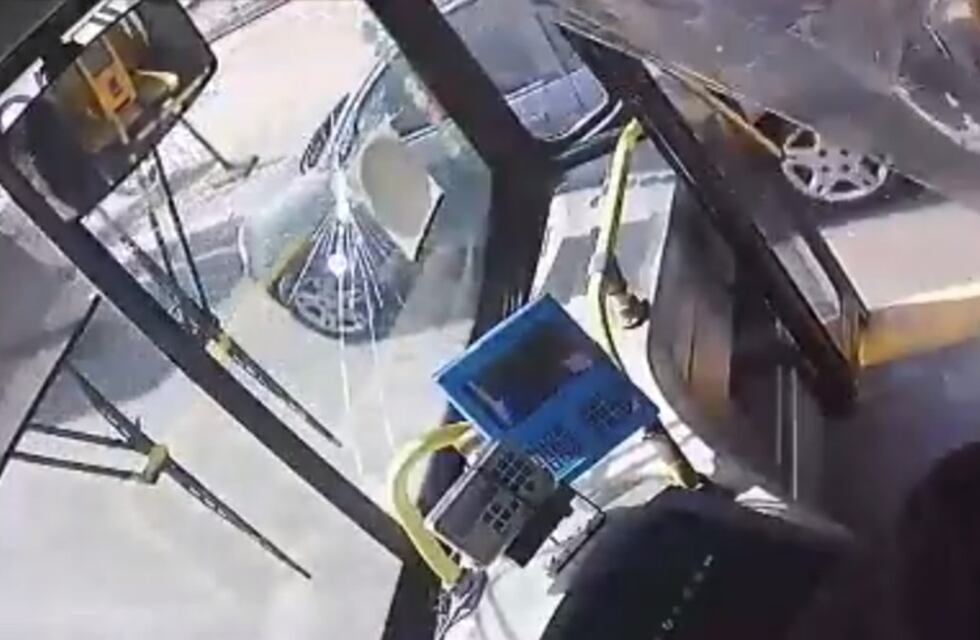 Video: rompió el vidrio de un colectivo luego de que lo bajaran por no tener barbijo