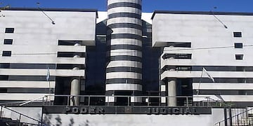 Una mujer se manifestó en el Poder Judicial de San Luis para pedir preventiva para el presunto abusador de su hija
