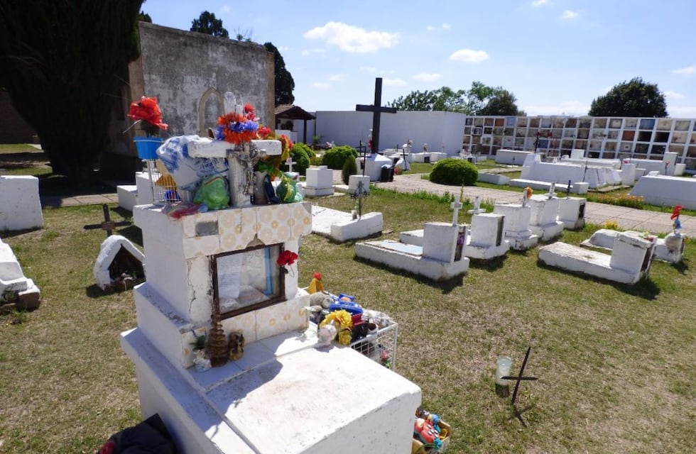 El misterio que envuelve al cementerio Juárez Celman: la historia de fe detrás del “niño de los juguetes”
