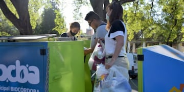 Se ubica en el Parque Sarmiento, en proximidades al parque de diversiones.
