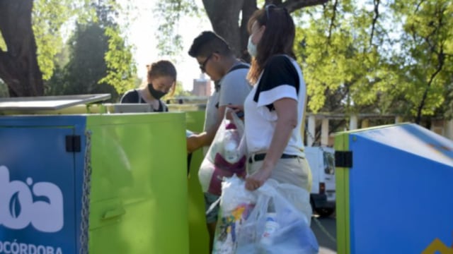 Se ubica en el Parque Sarmiento, en proximidades al parque de diversiones.