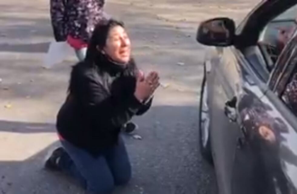 De rodillas: el pedido de una madre a la salida del acto de Alberto Fernández en Córdoba