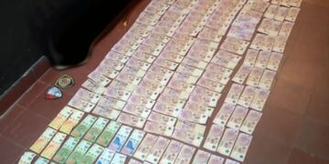 El dinero secuestrado a los ladrones, en Cruz del Eje. (Policía)