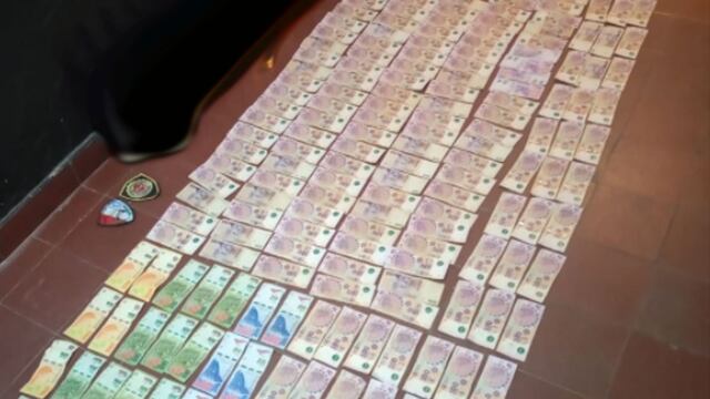 El dinero secuestrado a los ladrones, en Cruz del Eje. (Policía)