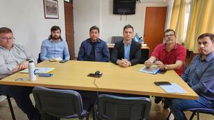 Dirigentes de Peñarol junto al intendente Leonardo Viotti y a Hugo Morel, subsecretario de Deportes y Recreación
