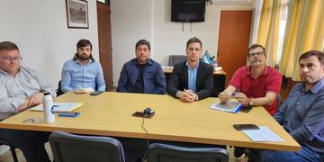 Dirigentes de Peñarol junto al intendente Leonardo Viotti y a Hugo Morel, subsecretario de Deportes y Recreación