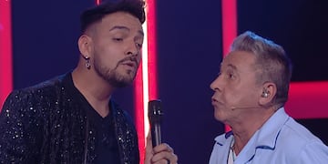 Alejandro Cena cantando junto a Ricardo Montaner en La Voz Argentina.