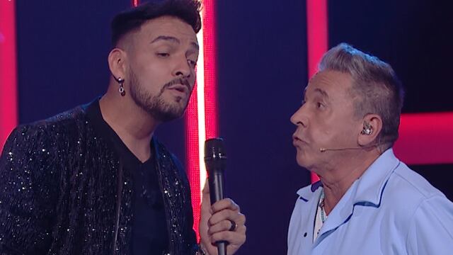 Alejandro Cena cantando junto a Ricardo Montaner en La Voz Argentina.