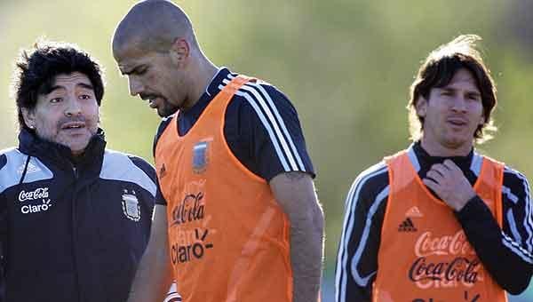 Maradona confía en Verón para jugar en Uruguay. Messi ni mira el diálogo (Foto: AP).