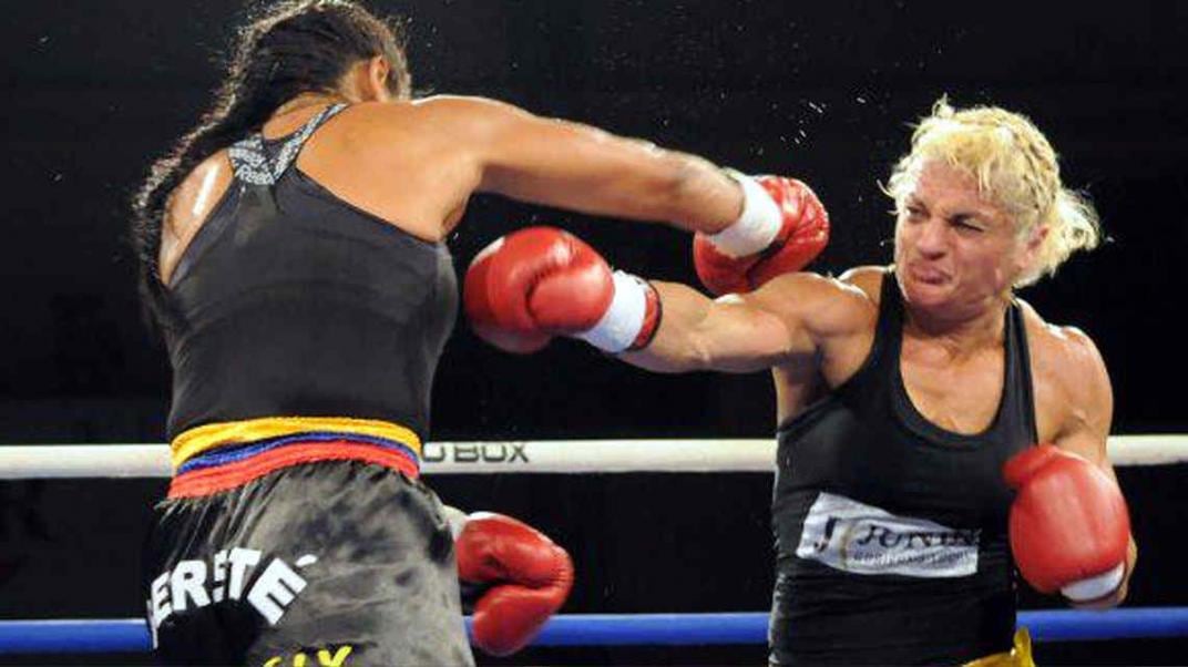 Locomotora Oliveras en uno de sus combates como boxeadora.