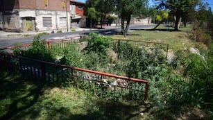 Hallaron más restos humanos en una bolsa de consorcio, en calle Andalucía de barrio General Urquiza. (Pedro Castillo / La Voz)