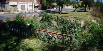 Hallaron más restos humanos en una bolsa de consorcio, en calle Andalucía de barrio General Urquiza. (Pedro Castillo / La Voz)