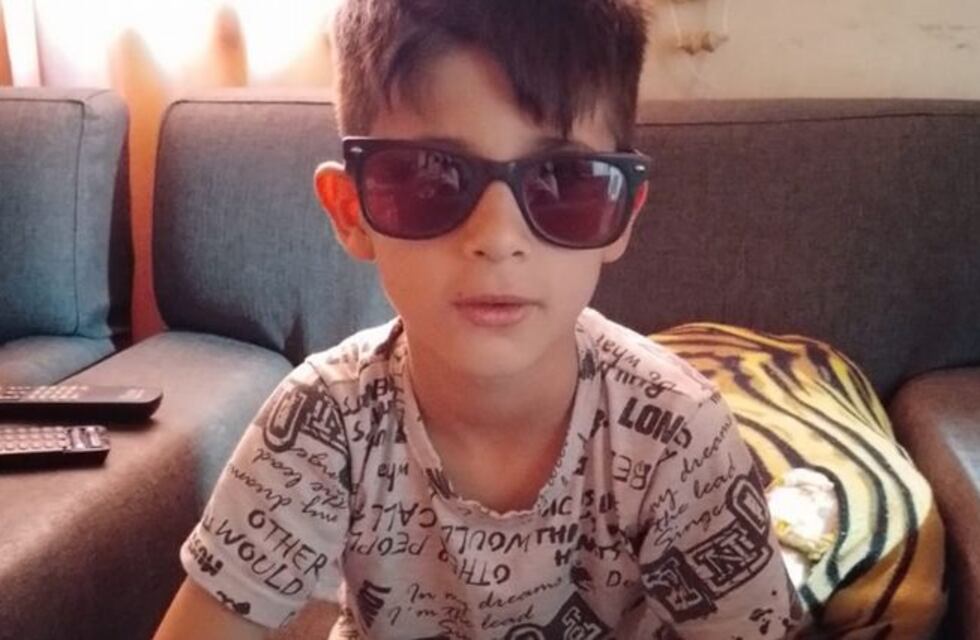 Un niño de 8 años necesita una cirugía de ojos y sortearán una camiseta autografiada de Instituto