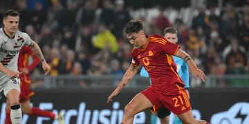 El cordobés Paulo Dybala poco pudo hacer para la Roma ante el campeón invicto alemán (Roma).