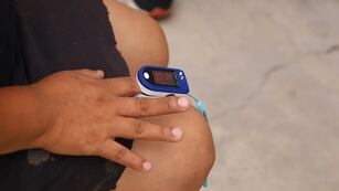 La persona que presente síntomas compatibles con dengue deberá consultar en el CAPS, Nodo u hospital más próximo a su domicilio, y no automedicarse.