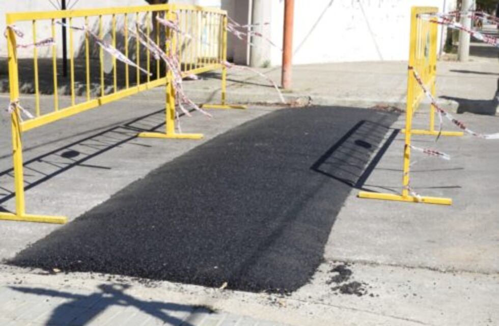 El Municipio continúa colocando nuevos lomos de burro en Coronel Rosales