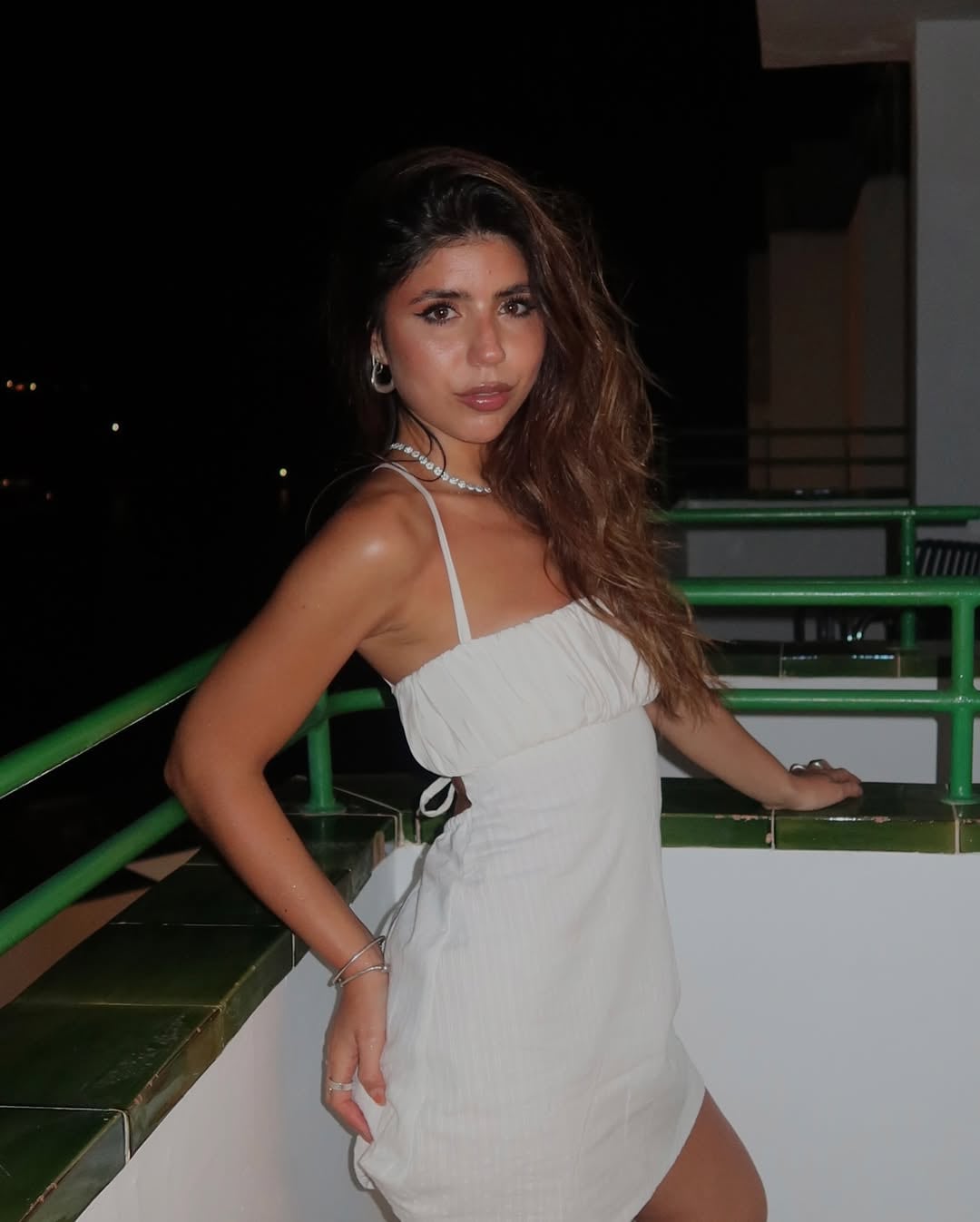 Vestido cut out y bikini mega diminuta: Cami Mayan cosechó suspiros con un outfit de playa que será tendencia en la costa argentina