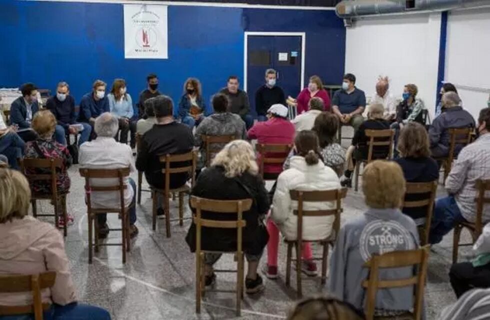 Montenegro junto a su gabinete se reunió con los vecinos del barrio Las Avenidas