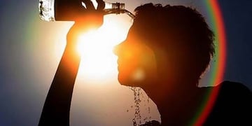 Desde hace varios días, Mendoza es el escenario de una ola de calor; con máximas por encima de los 35° y 36°. Recomiendan hidratarse, cuidarse del sol y no hacer actividad física.