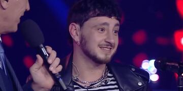 El intérprete de 26 años se lució con la versión rockera de "Tengo", el hit de Sandro.