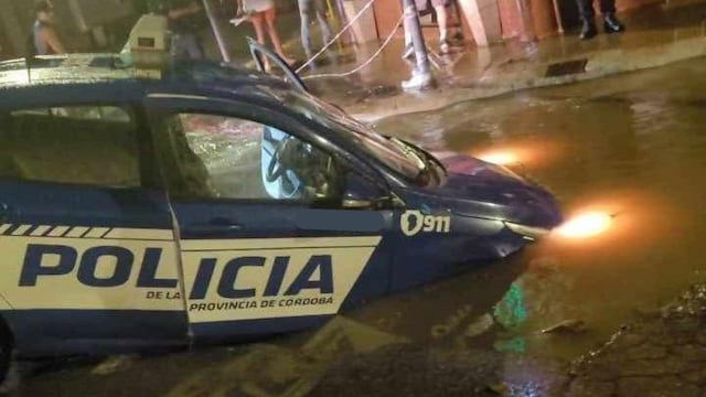 El vehículo cayó en un socavón en barrio Observatorio.