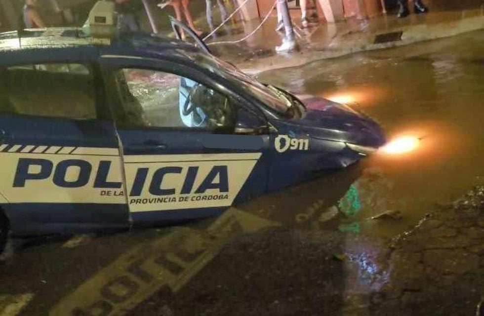 Un móvil policial hundido y una persona desaparecida: lo que dejó el intenso temporal en Córdoba