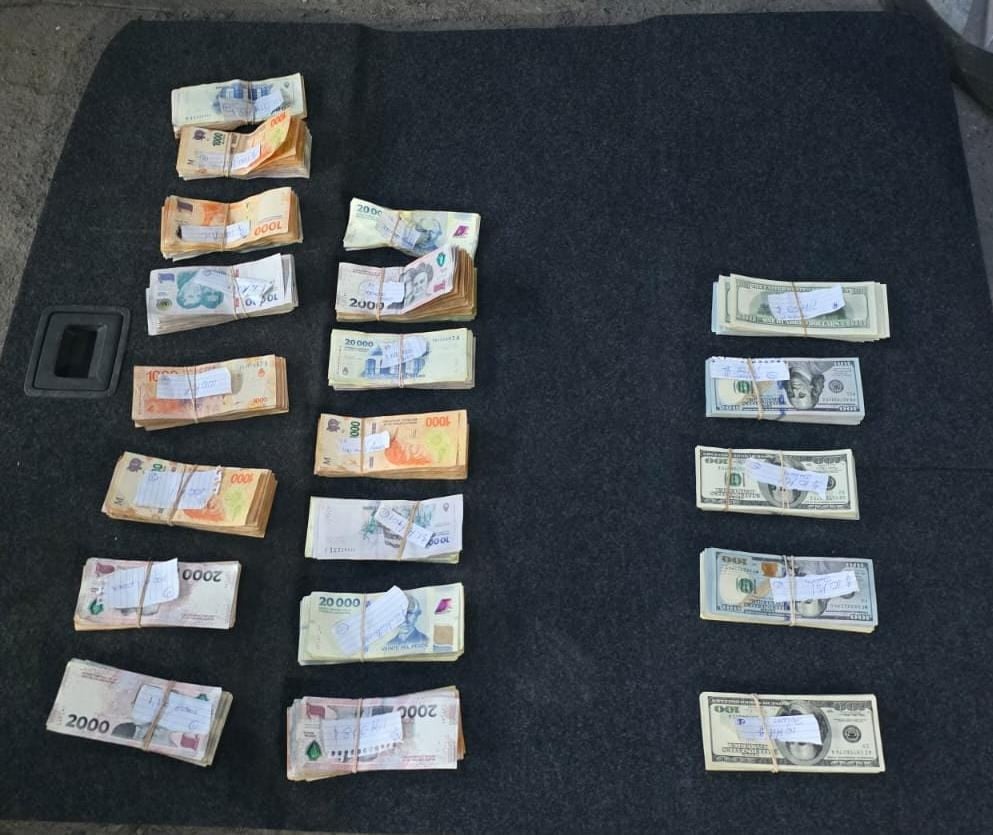 Parte del dinero secuestrado en la calle Salta al 300.