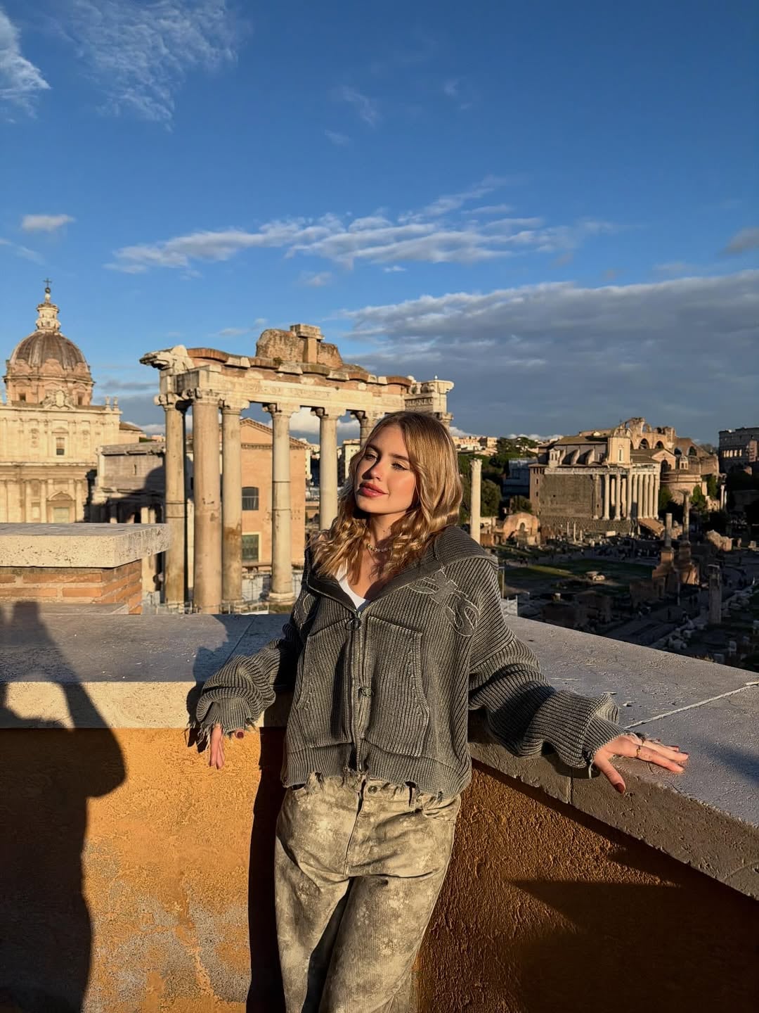 Desde Roma, Coti Romero marcó tendencia con un look urbano y dio cátedra de estilo