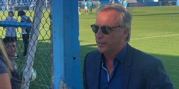 El presidente de Talleres, Andrés Fassi, en el Miguel Sancho y viendo a Atenas de Uruguay, el club que gerencia.