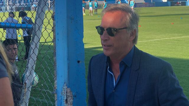 El presidente de Talleres, Andrés Fassi, en el Miguel Sancho y viendo a Atenas de Uruguay, el club que gerencia.