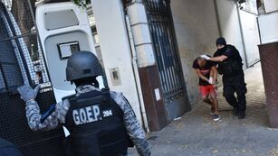 El personal de seguridad retiró más de la mitad de los presos en Paraguay al 1100.