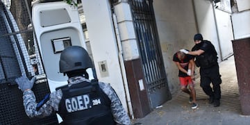 El personal de seguridad retiró más de la mitad de los presos en Paraguay al 1100.