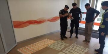 Asombro en Oberá: hallan bolso repleto de divisas.