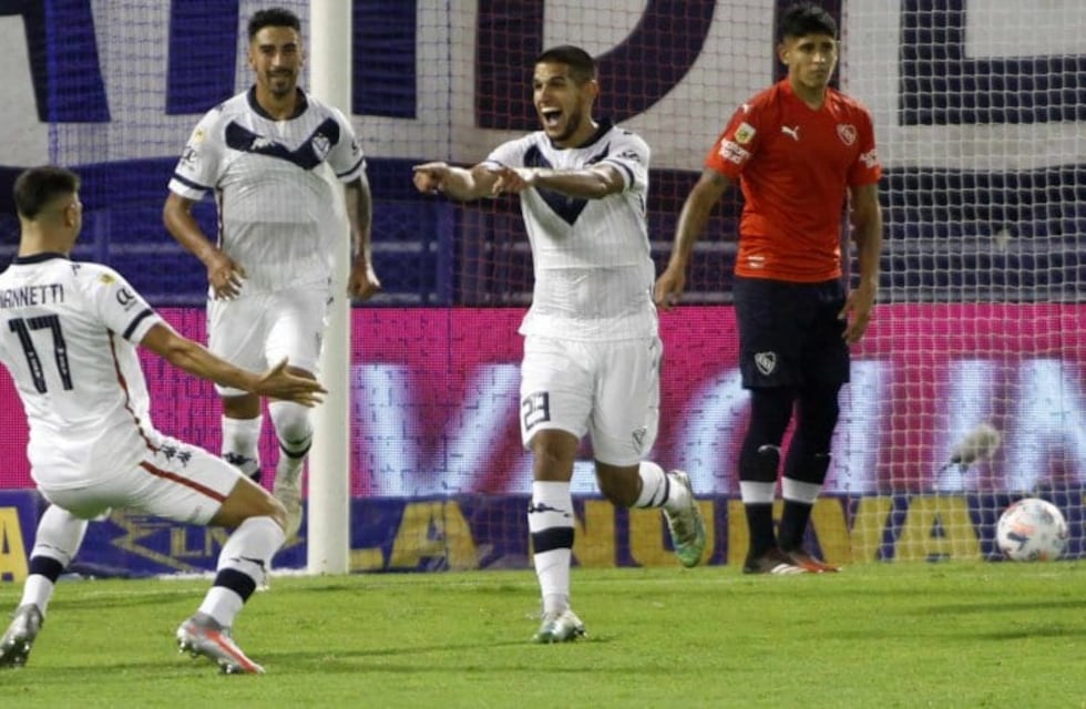 Con lo justo, Vélez se impuso ante Independiente y quedó como único líder de la zona 2