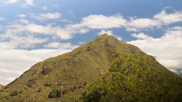 El Pan de Azúcar es un cerro ubicado en la Sierras Chicas. Tiene una altura de 1.290 metros, en su cúspide posee una cruz de grandes dimensiones y una aerosilla, de poco más de 1000 metros para ascender hasta la cima. (Wikipedia)
