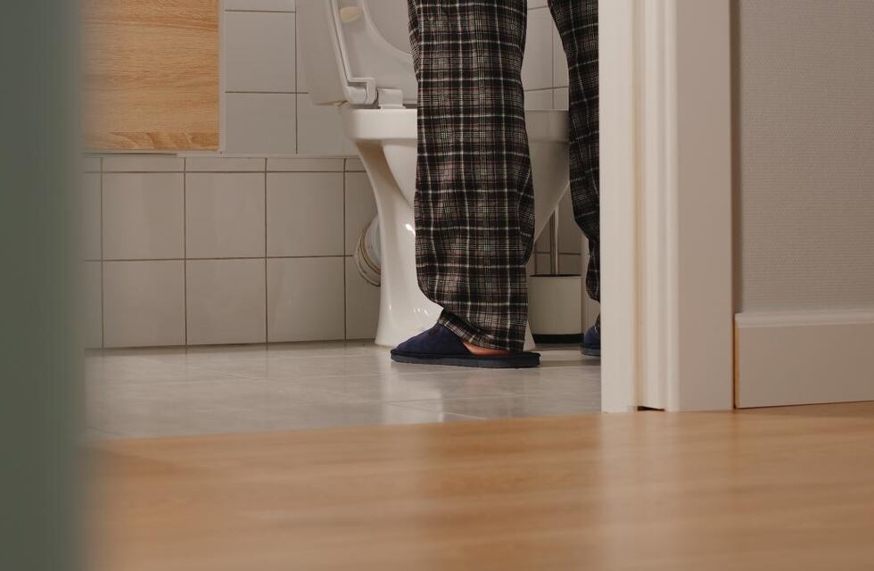 Te levantás de noche al baño: cuándo es señal de que hay que ir al médico