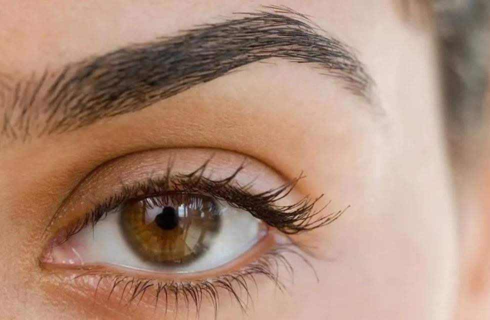 Este es el gesto que aparece en las cejas y delata inseguridad, según la psicología