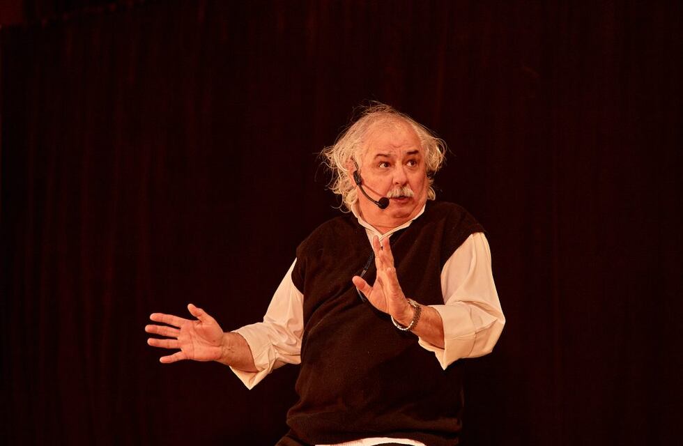 Chichilo Viale brilló en su presentación en el Teatrillo Municipal en Arroyito