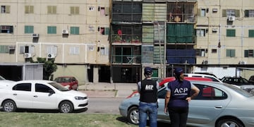 El uniformado y el principal acusado tenían domicilio en la torre 6 del barrio El Pozo en la capital provincial.