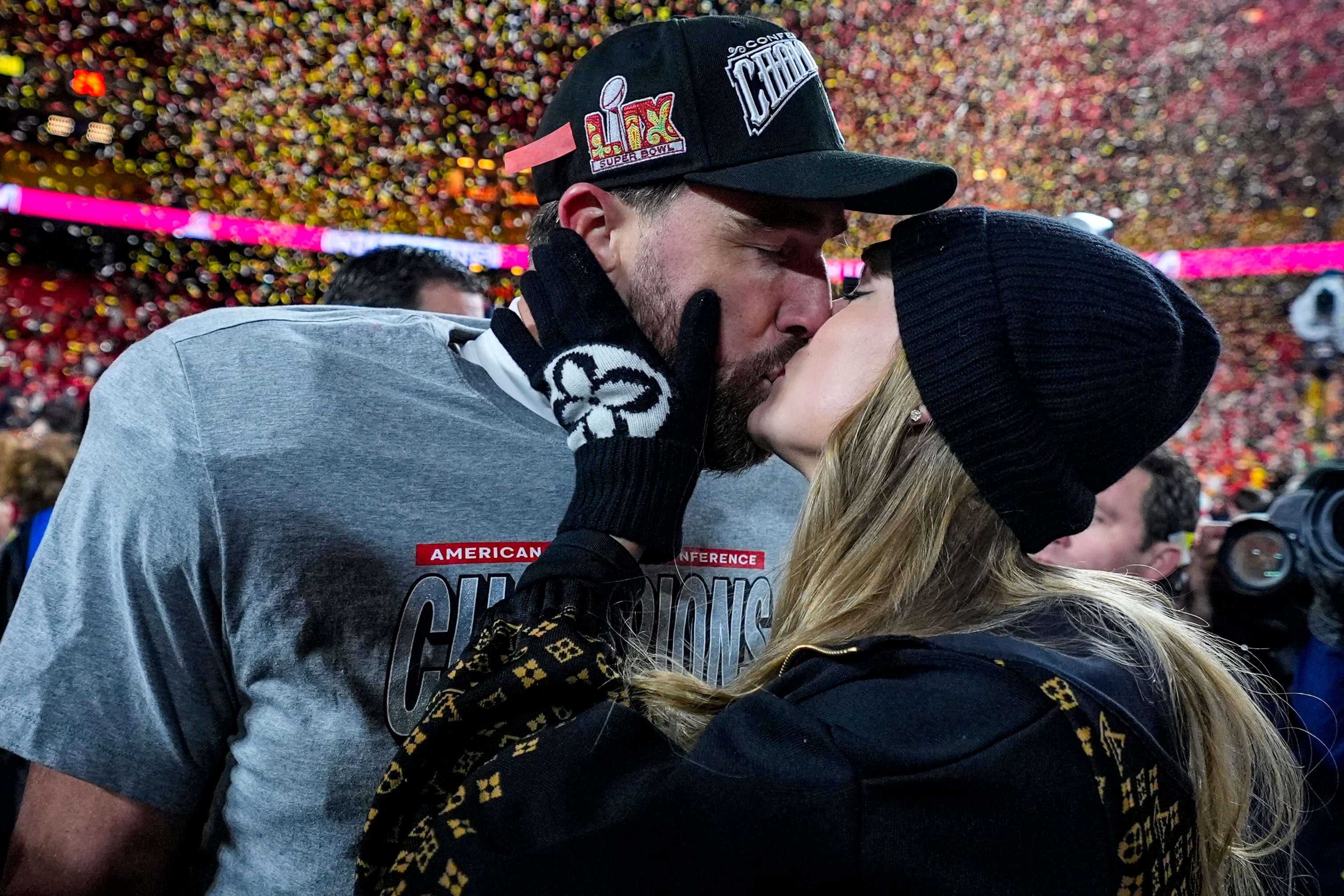 El ala cerrada de los Chiefs de Kansas City, Travis Kelce, y Taylor Swift se besan después del partido de la NFL por el Campeonato de la AFC contra los Bills de Buffalo, el domingo 26 de enero de 2025, en Kansas City, Missouri. (Foto AP/Ashley Landis)