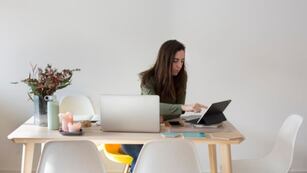 Qué empleo remoto pagan 61.992 dólares al año.