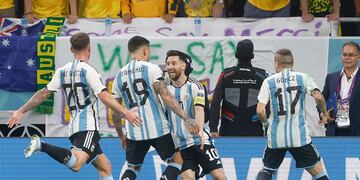 Lionel Messi de Argentina celebra tras anotar un gol hoy, en un partido de los octavos de final del Mundial de Fútbol Qatar 2022 entre Argentina y Australia en el estadio Ahmad bin Ali Stadium en Rayán (Catar).  EFE/ Juan Ignacio Roncoroni