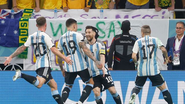 Lionel Messi de Argentina celebra tras anotar un gol hoy, en un partido de los octavos de final del Mundial de Fútbol Qatar 2022 entre Argentina y Australia en el estadio Ahmad bin Ali Stadium en Rayán (Catar).  EFE/ Juan Ignacio Roncoroni