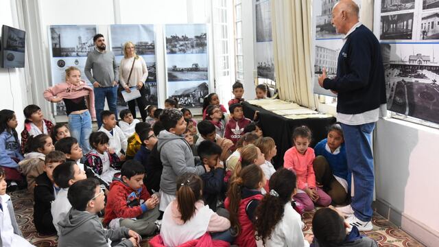 Los chicos de la primaria visitaron la muestra itinerante sobre los inmigrantes