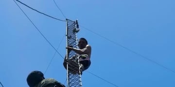 Con diálogo, estrategia y asistencia médica, un equipo especial logró bajar a un detenido que se había trepado a una antena de 20 metros.