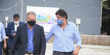 El dirigente justicialista (derecha) destacó que todo el personal municipal del sistema sanitario ya fue inmunizado. (@santacroceroly)