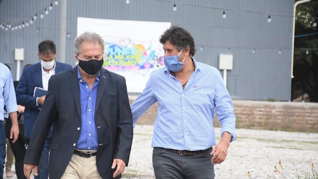 El dirigente justicialista (derecha) destacó que todo el personal municipal del sistema sanitario ya fue inmunizado. (@santacroceroly)