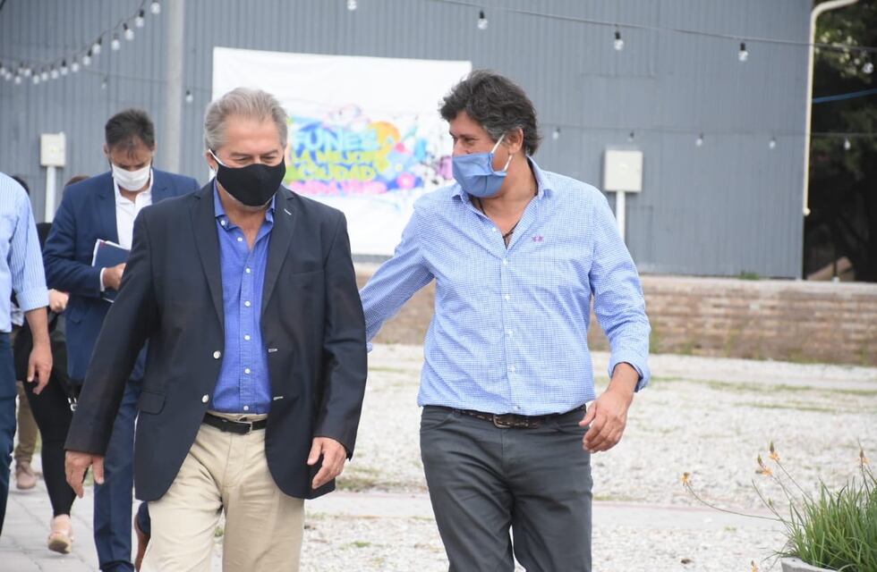 Intendente de Funes se vacunó contra el coronavirus como empresario de salud